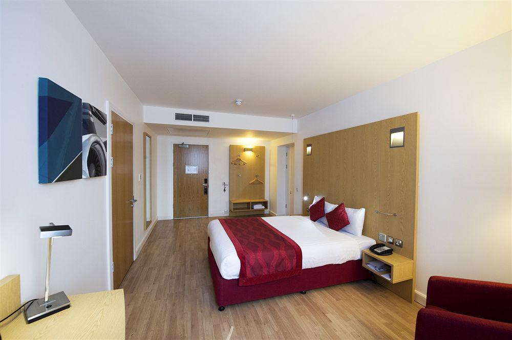 Hotel London Airport By Ihg 3*